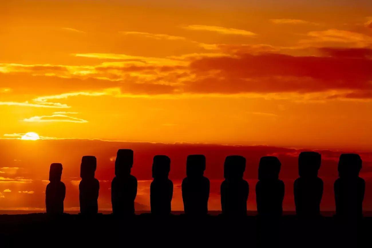 Os 9 moais no por do sol na Ilha de Páscoa