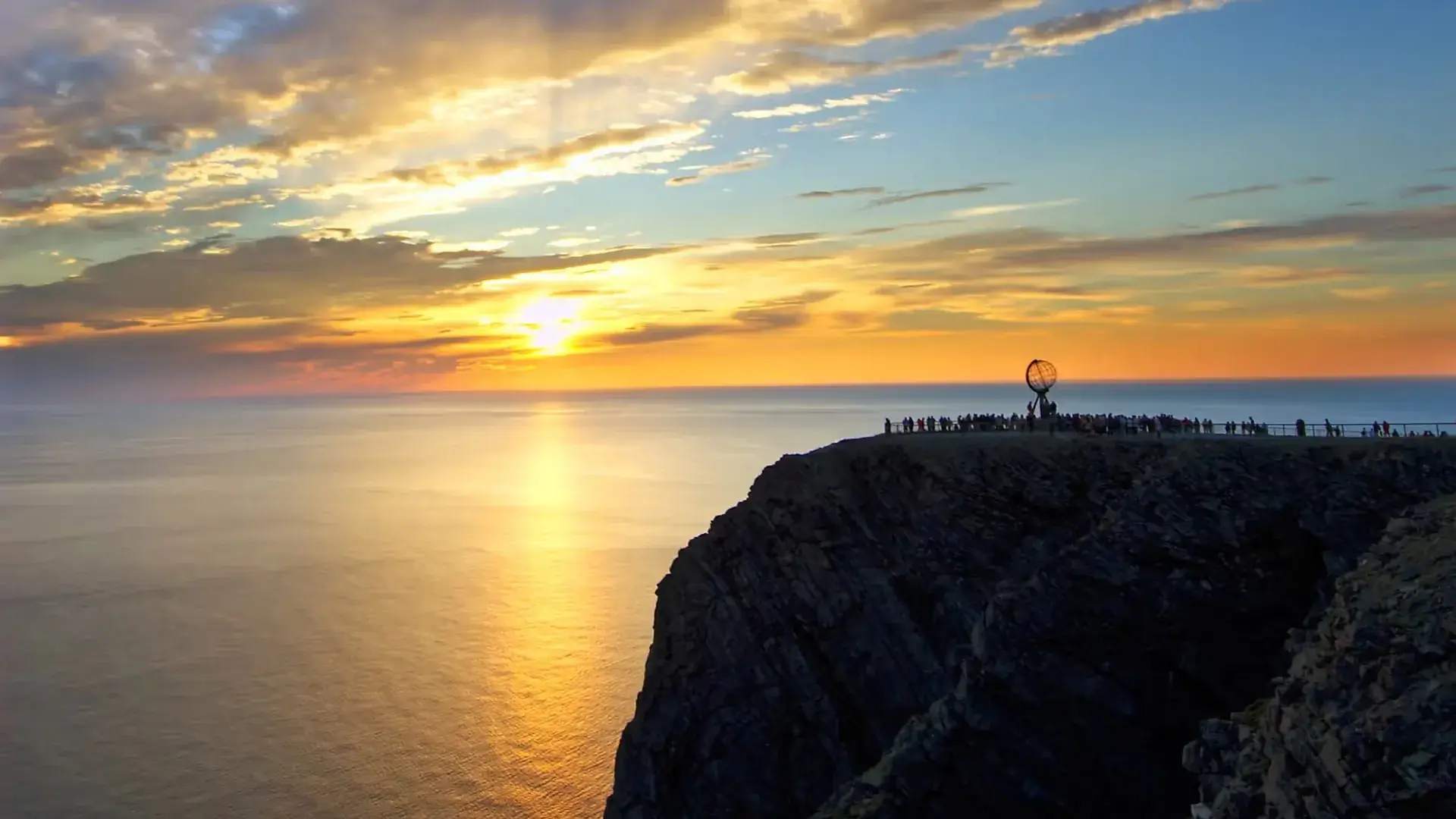 Sol da meia noite no Plato no Cabo Norte, Noruega