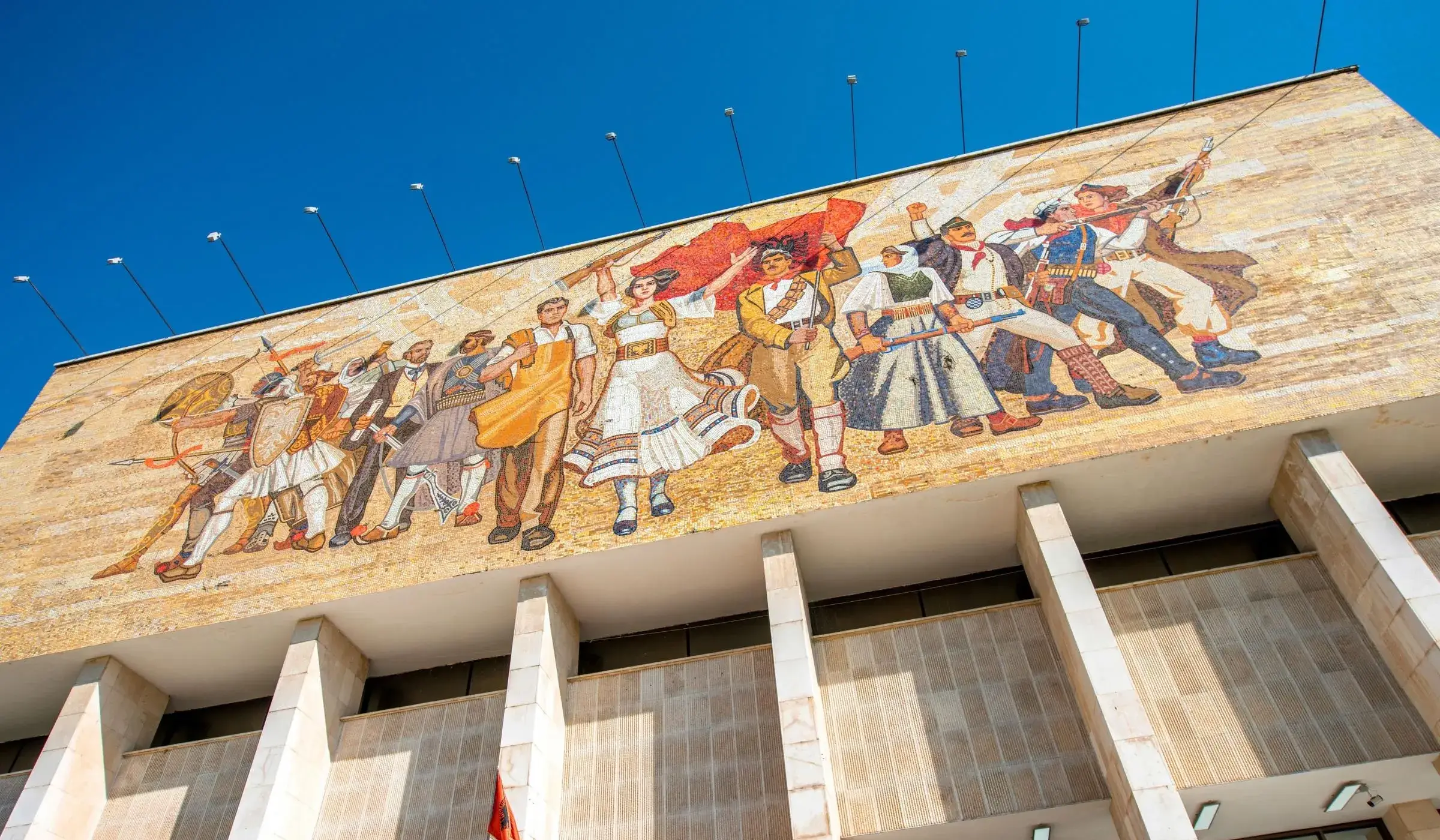Mosaico Albânes, Tirana