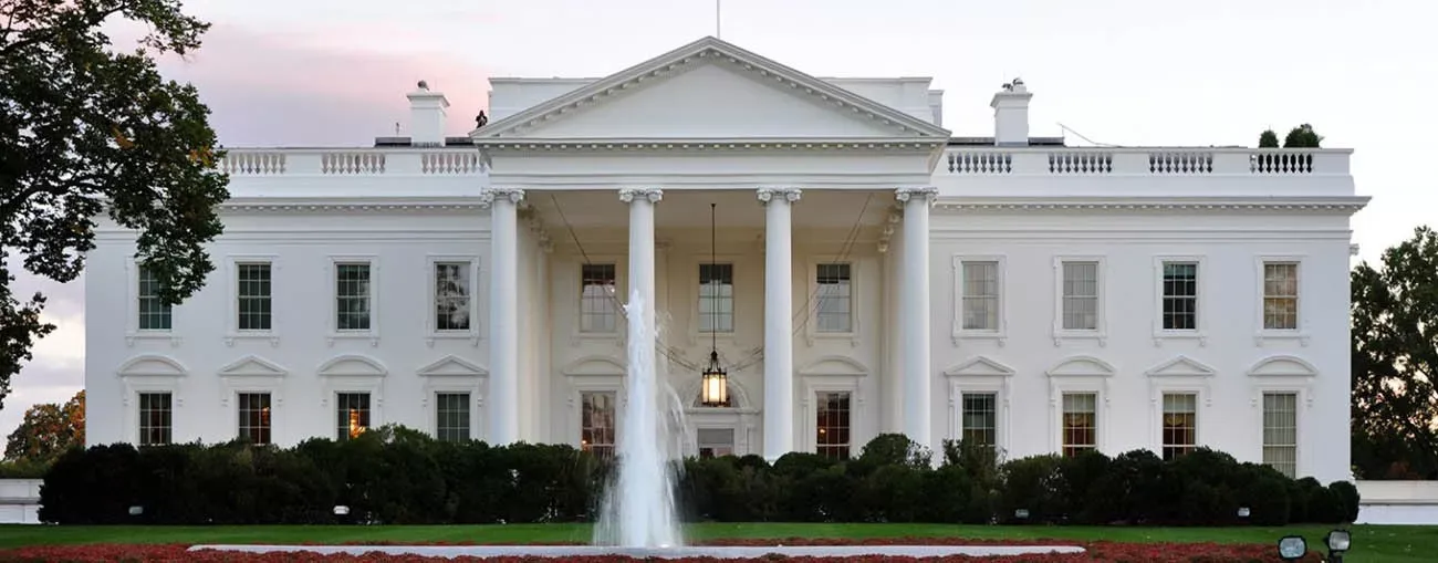 Pessoa em camelo no deserto