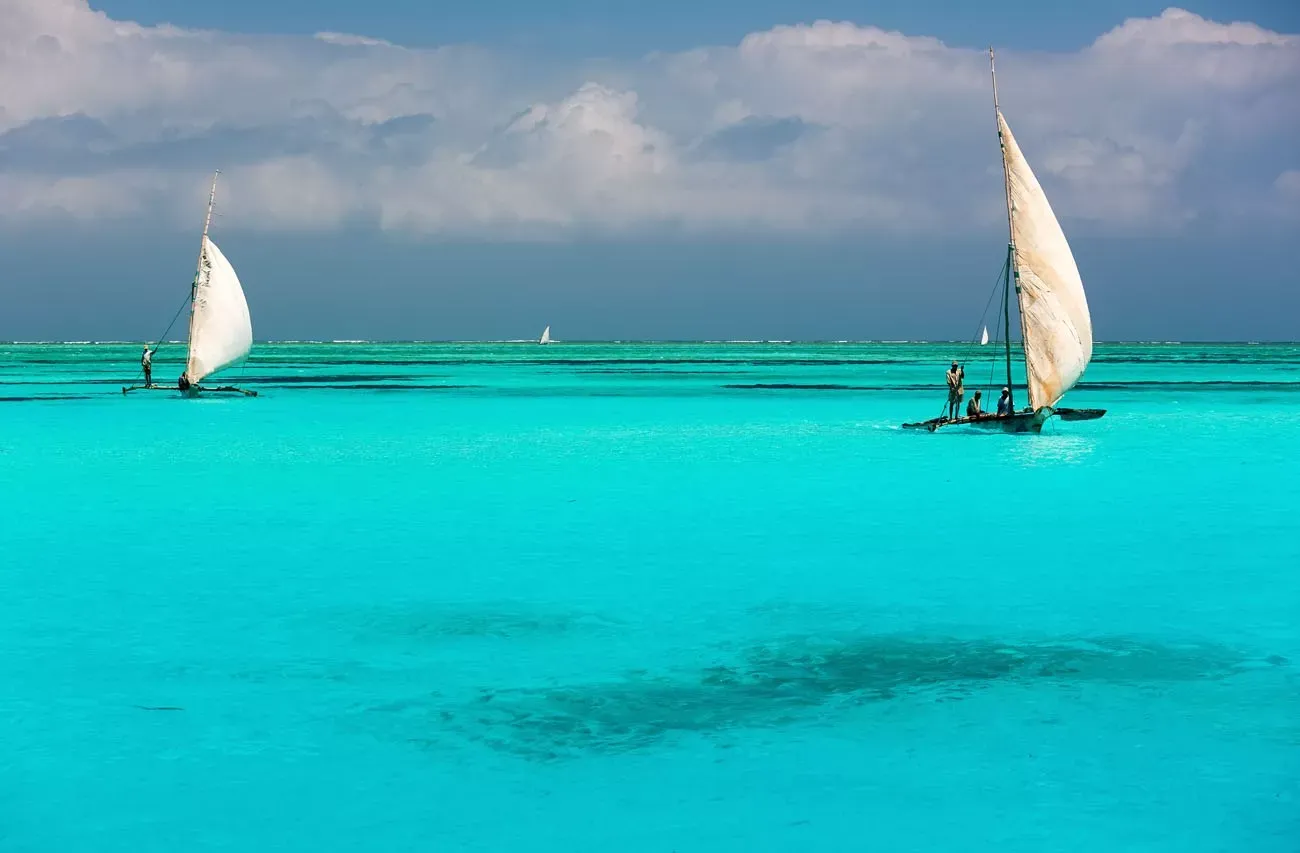 Pessoa em camelo no deserto