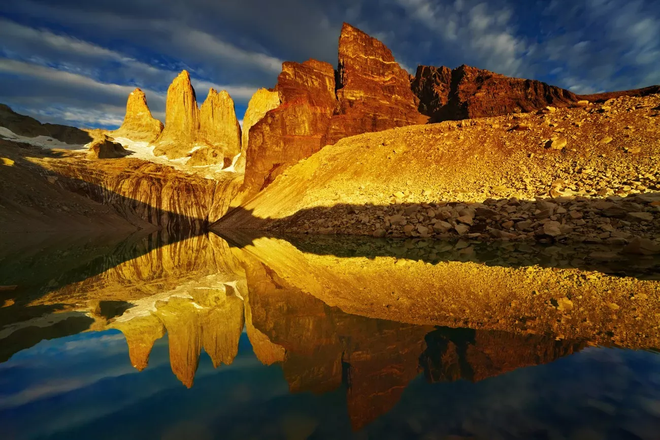 Reflexo do nascer do sol, parque nacional de Torres del Paine na Patagônia Chilena