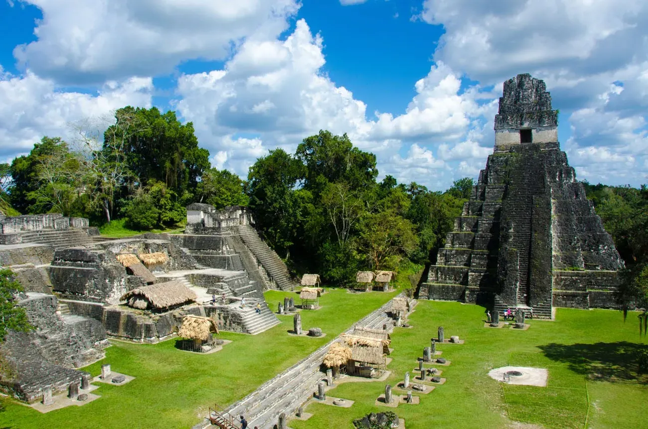 Tikal - Maya Ruínas na floresta tropical de Guatemala