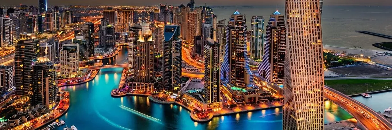 Pessoa em camelo no deserto