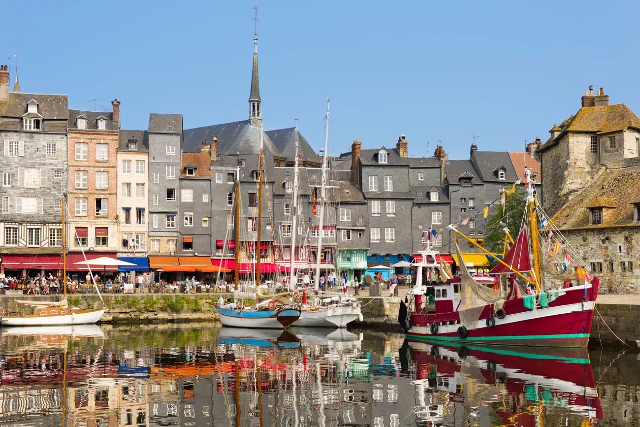 Iates no porto Honfleur em um dia de verão