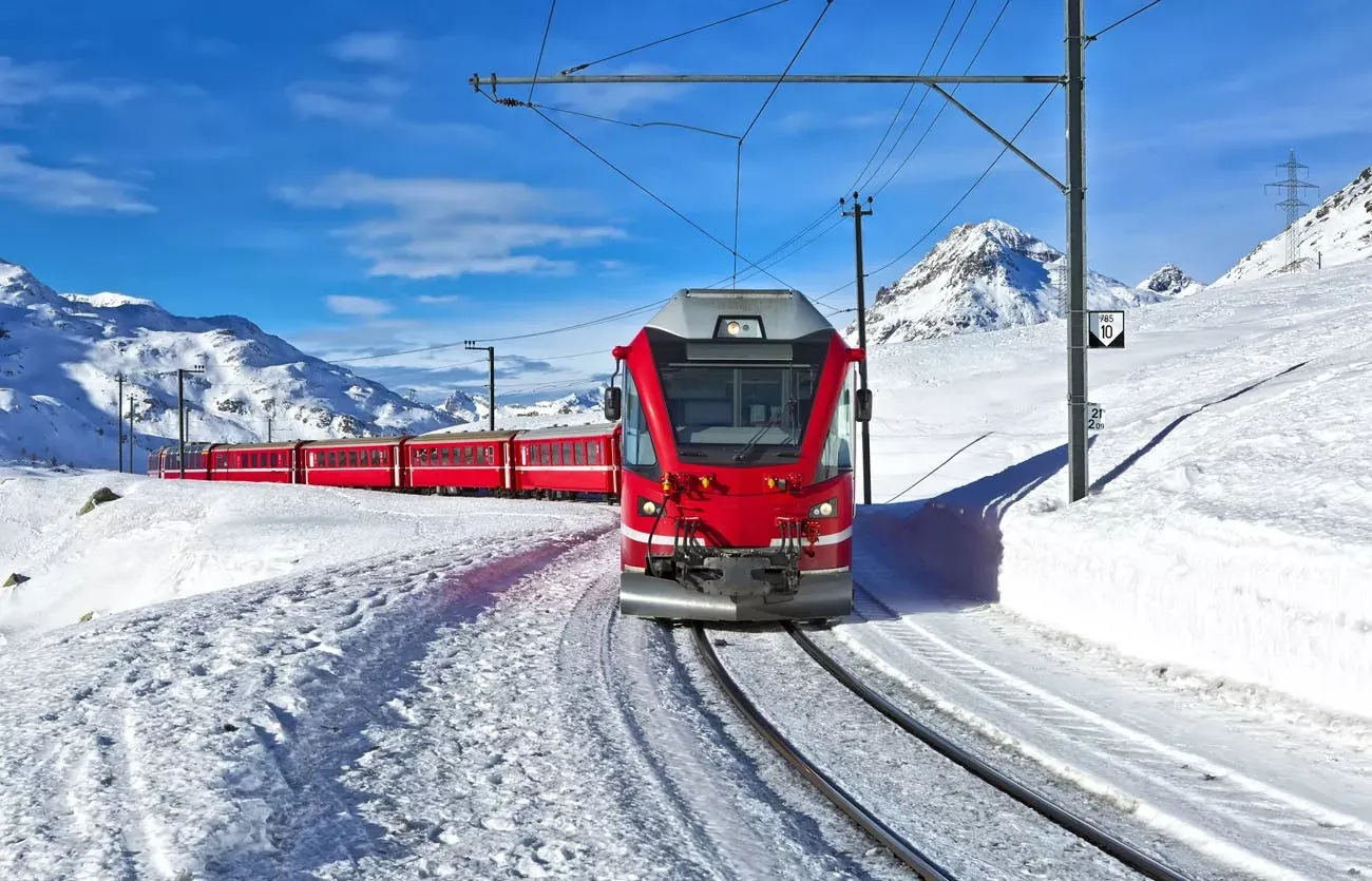 Um trem suíço correndo pela neve