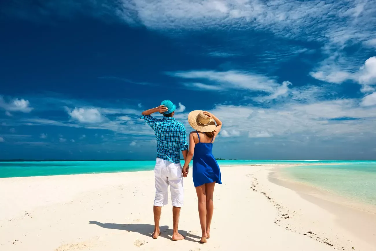 Pessoa em camelo no deserto