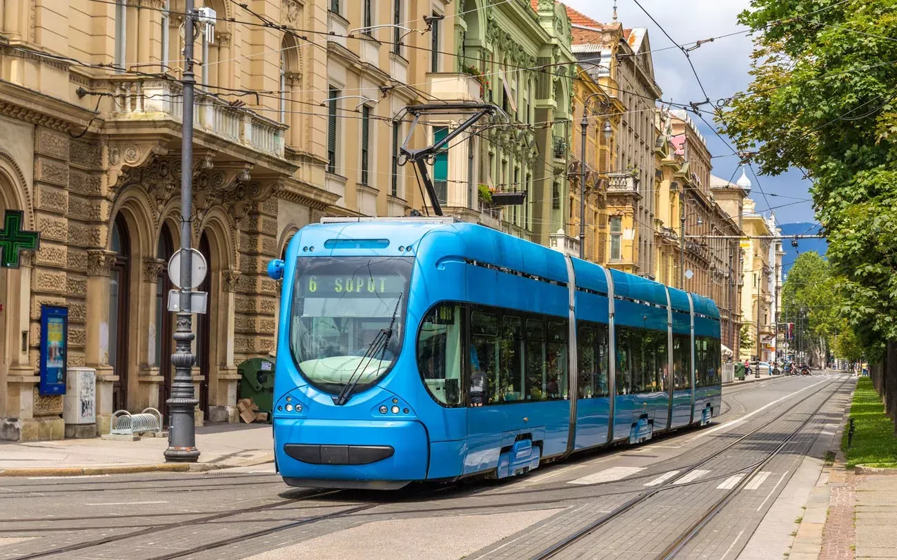 Bonde moderno em uma rua de Zagreb, Croácia