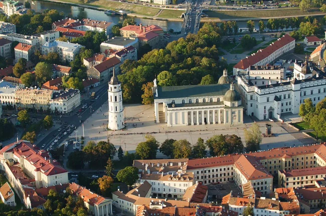 Cidade Velha de Vilnius,  Vista aérea  Catedral e Palácio dos Grandes Duques da Lituânia. Todos os principais símbolos representativos