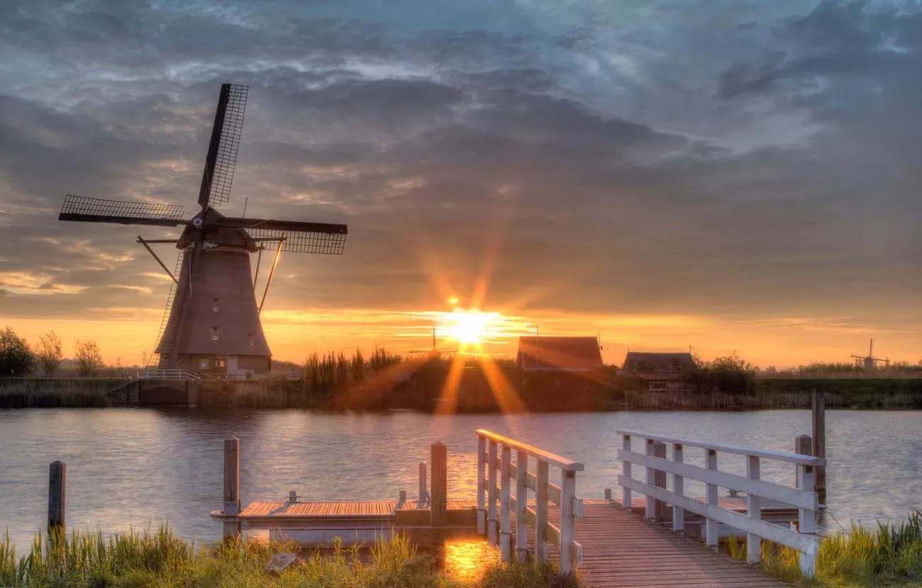 Moinhos de vento em Kinderdijk, Holanda no sol da manhã