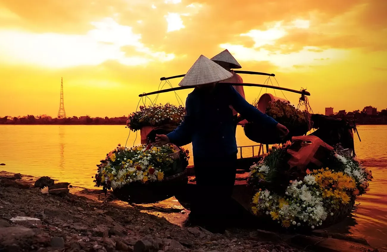 mulheres vendendo flores em um barco no início da manhã