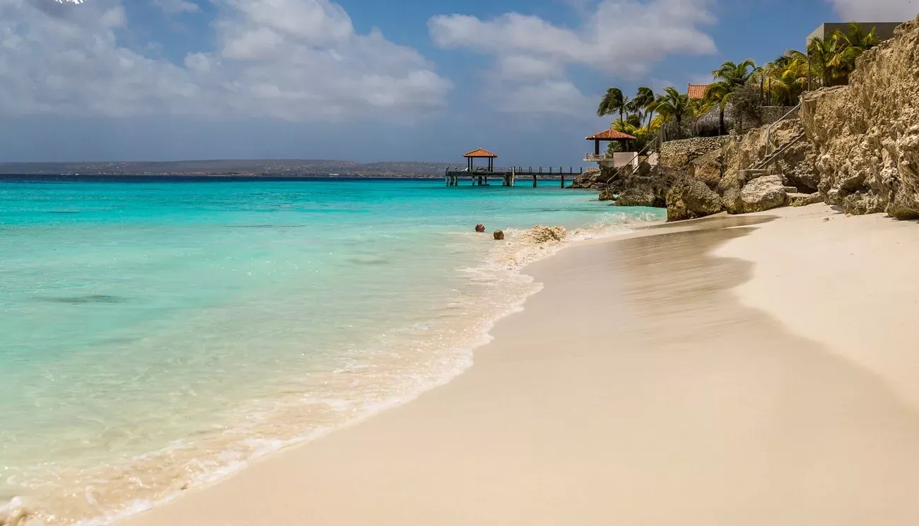 Pessoa em camelo no deserto