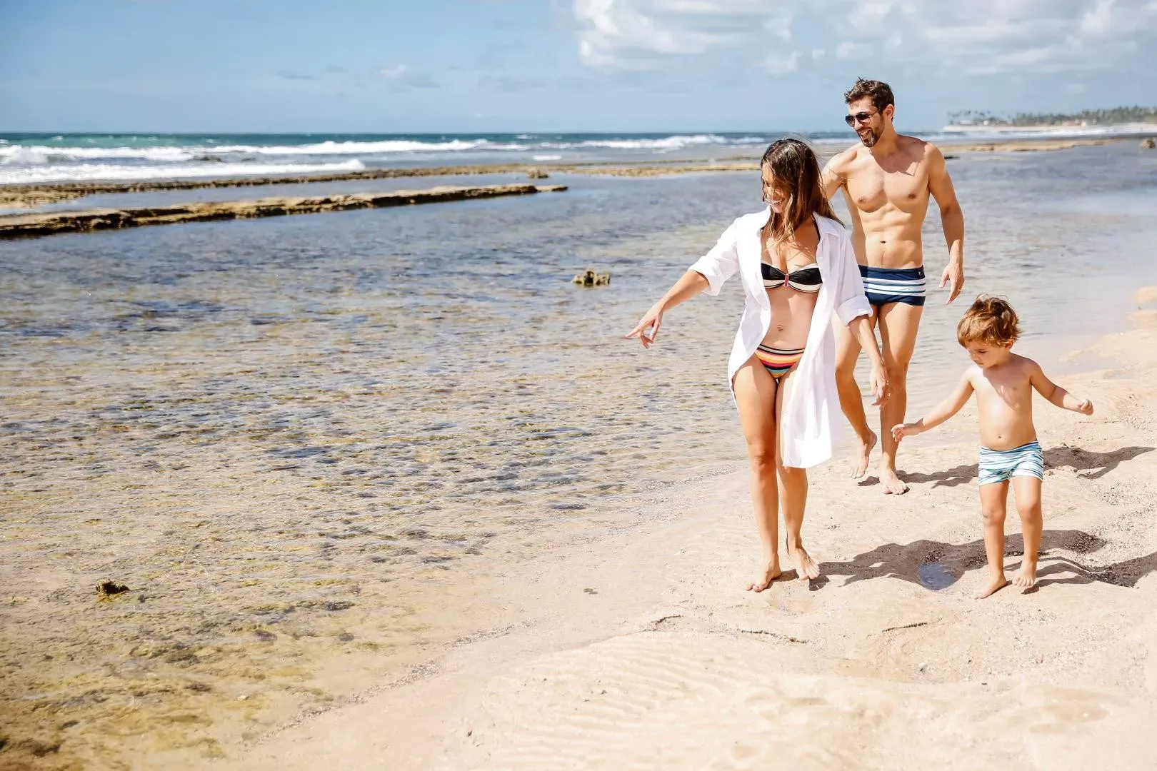 Pessoa em camelo no deserto