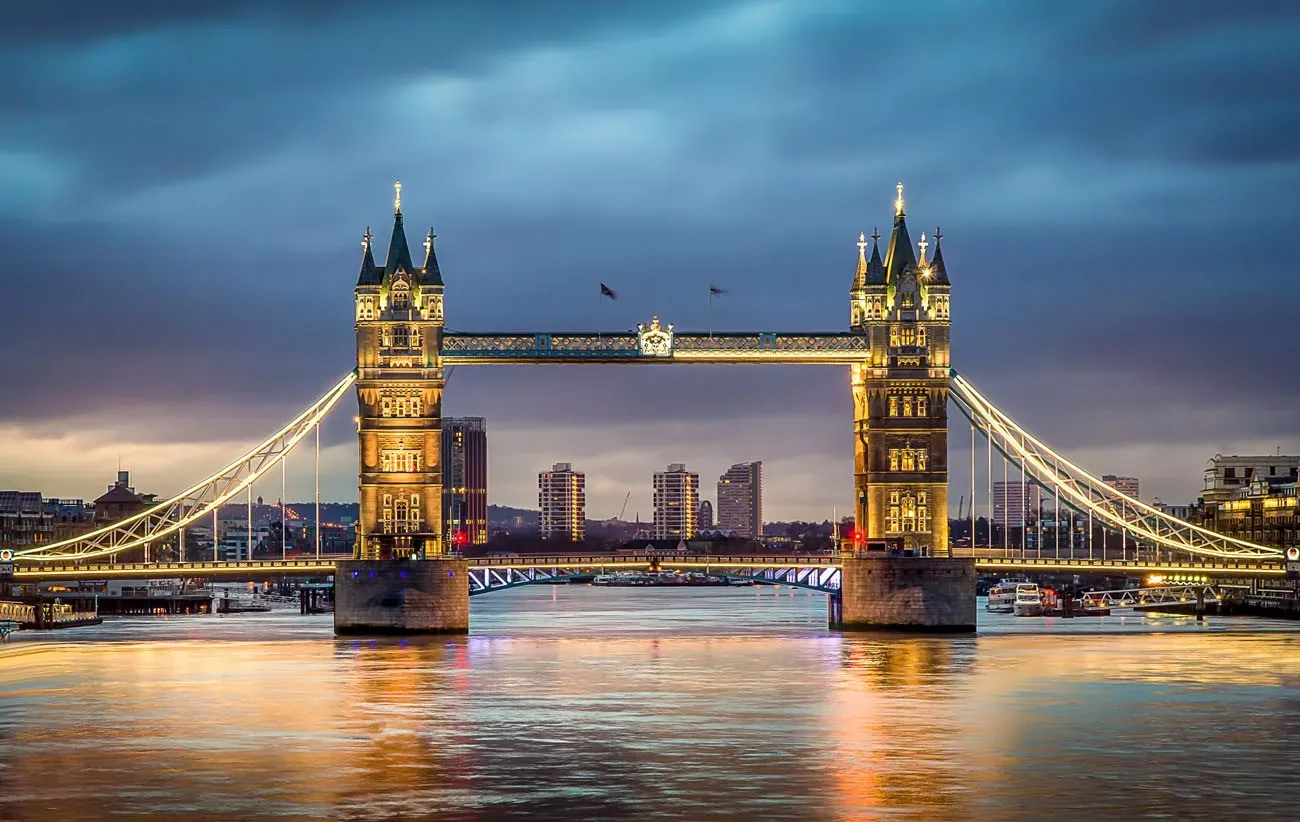 Tower Bridge, com reflexos no Tâmisa