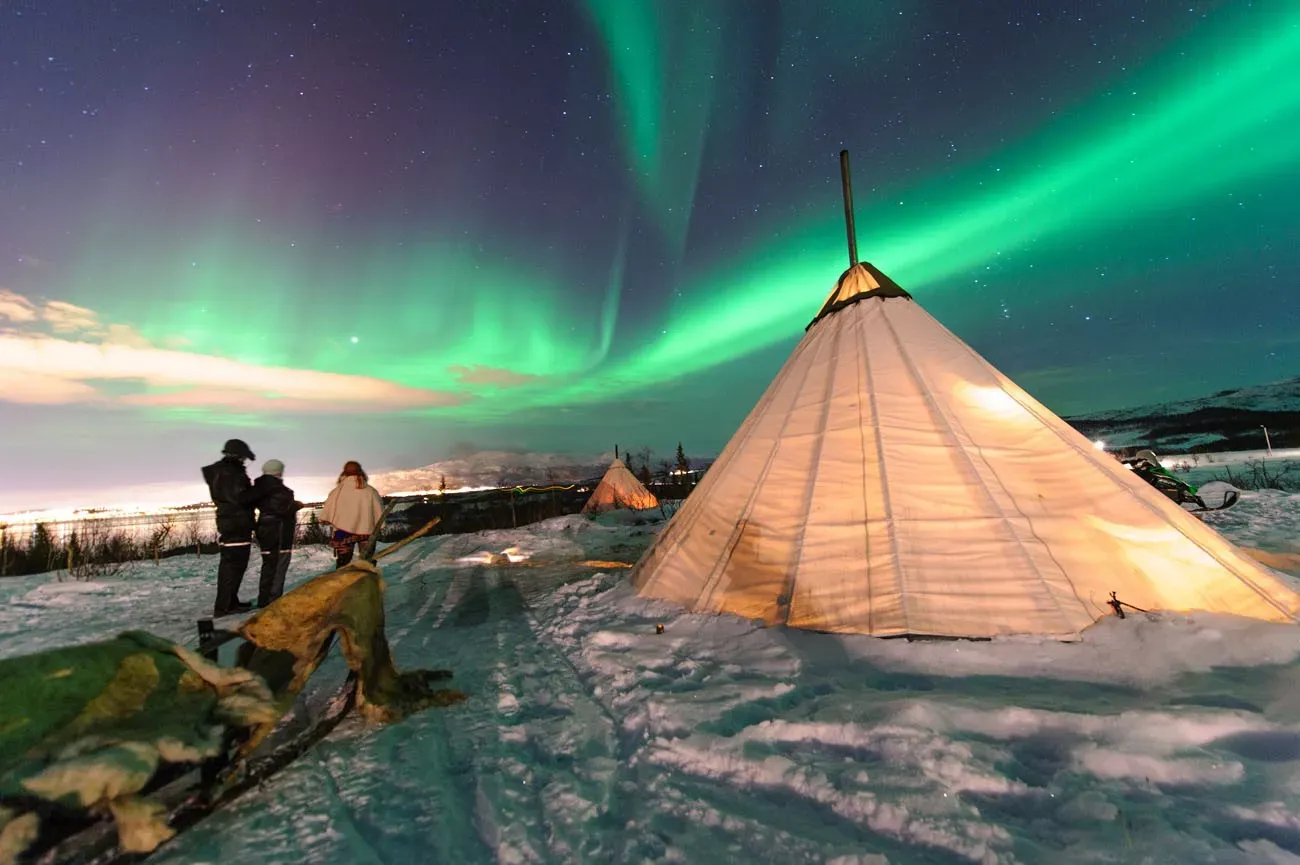Aurora Boreal sobre tenda na região na Lapônia, Finlândia