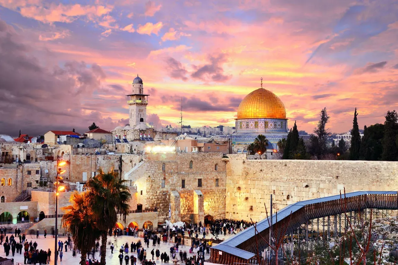 Vista da cidade antiga na parede ocidental e o Templo do Monte em Jerusalém, Israel