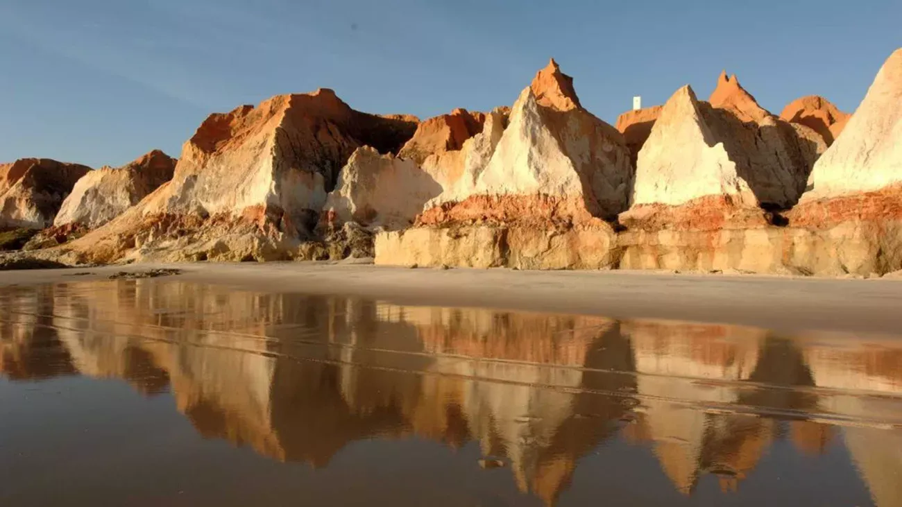 Pessoa em camelo no deserto