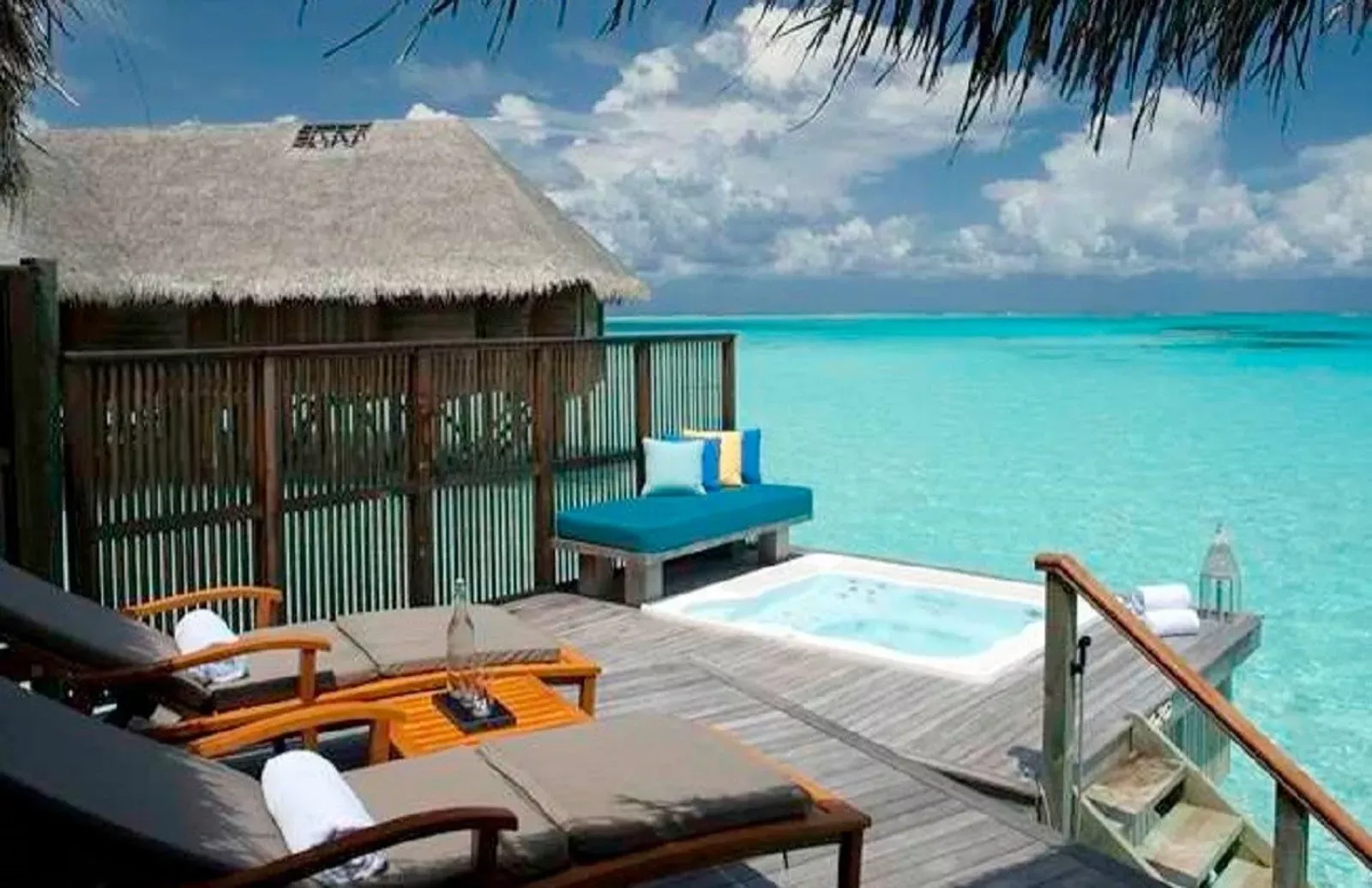 Pessoa em camelo no deserto