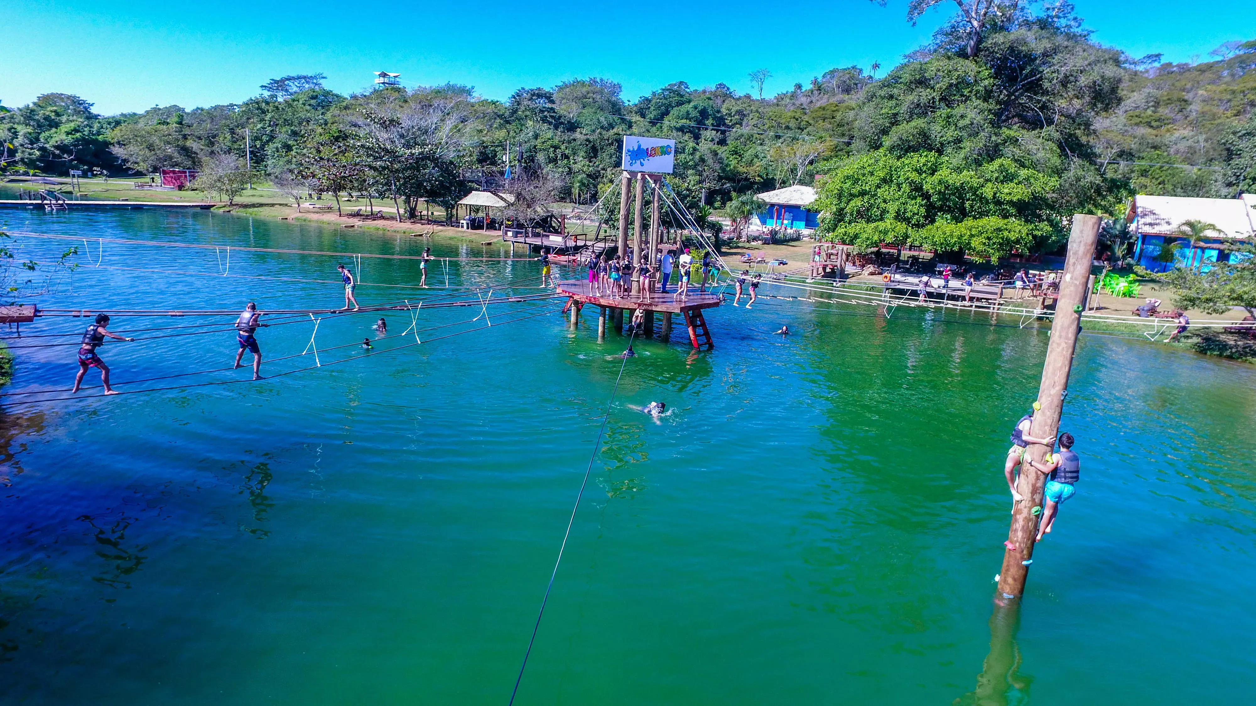 Pessoa em camelo no deserto