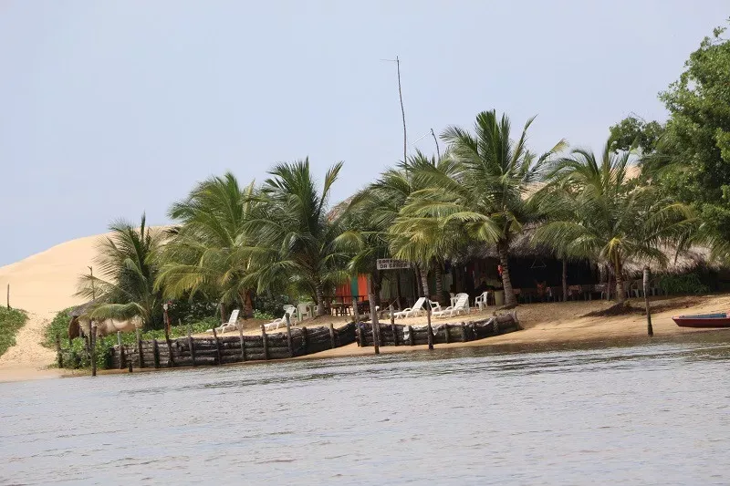 Pessoa em camelo no deserto