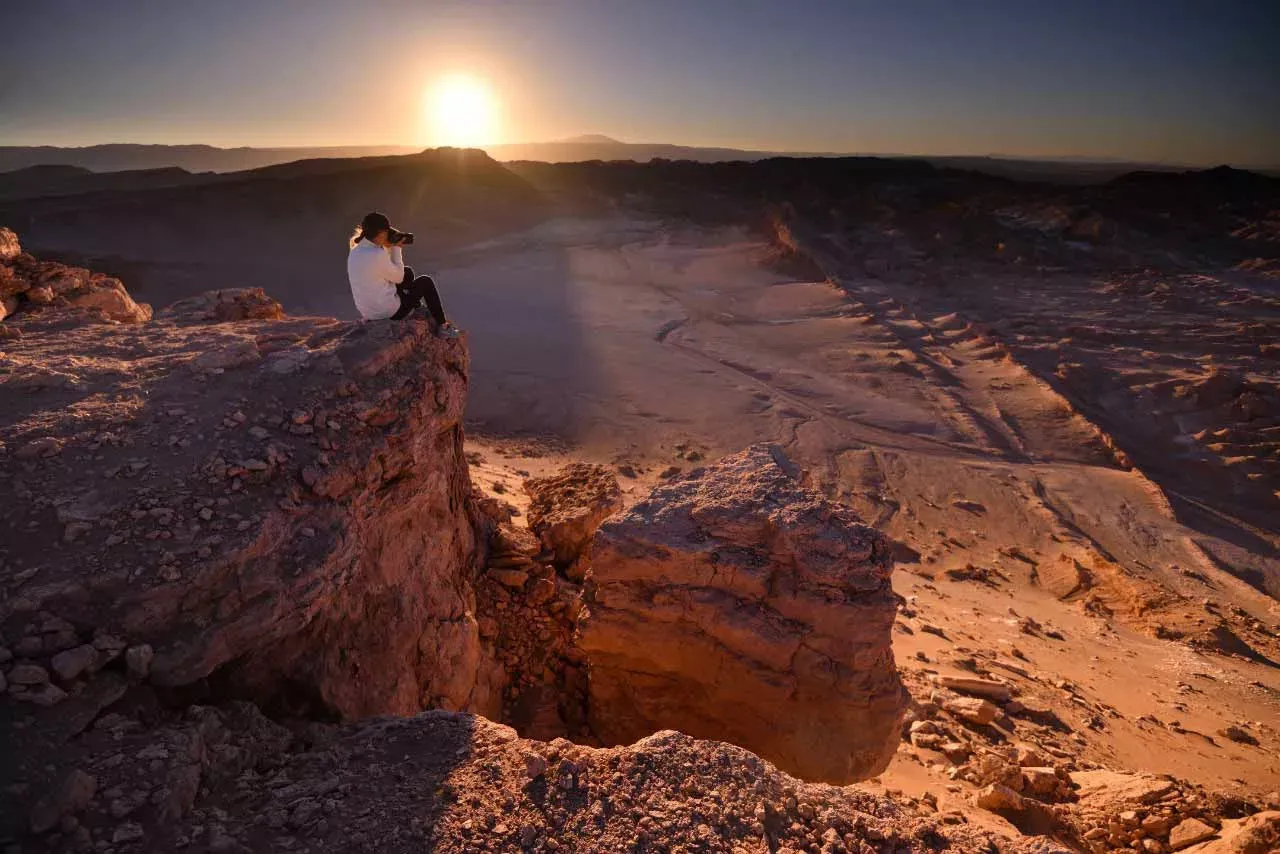 Pessoa em camelo no deserto