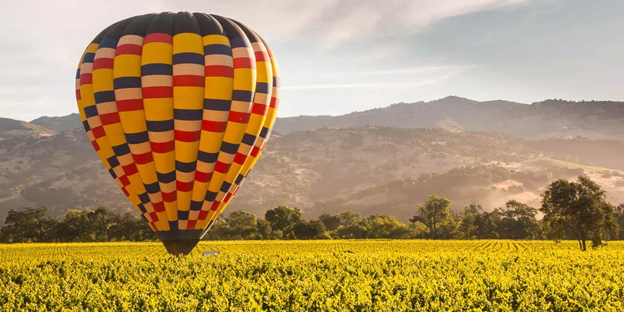 Pessoa em camelo no deserto