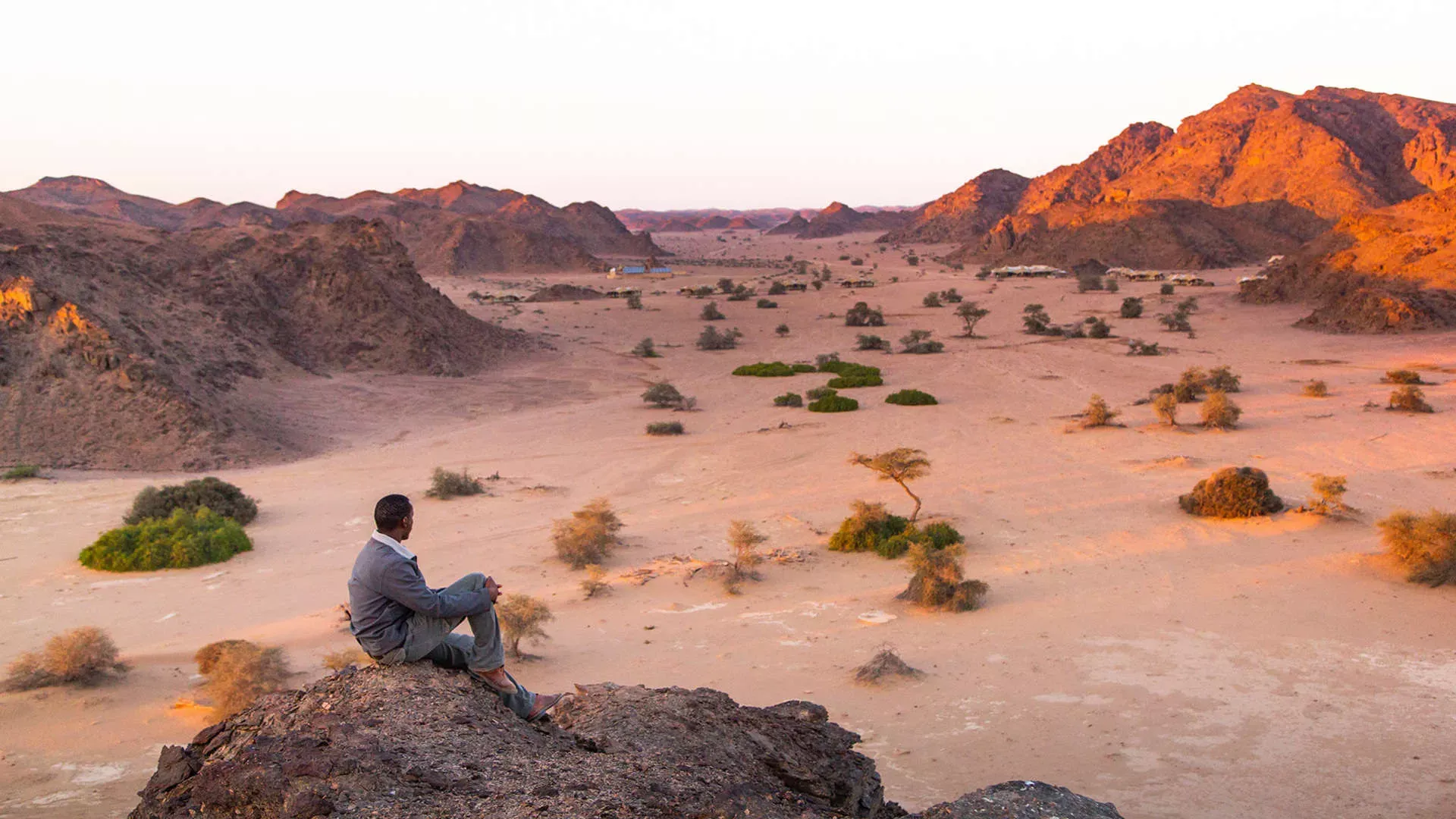 Pessoa em camelo no deserto