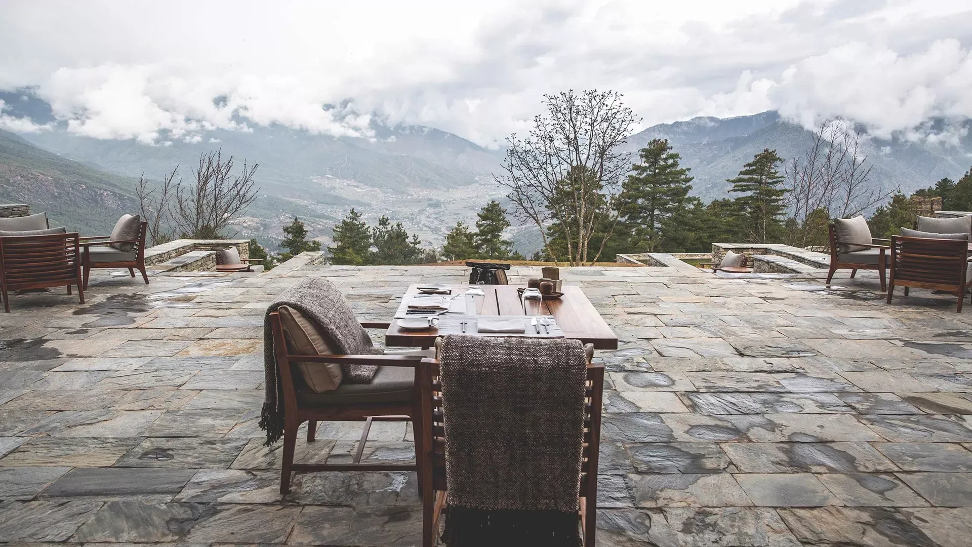 Pessoa em camelo no deserto