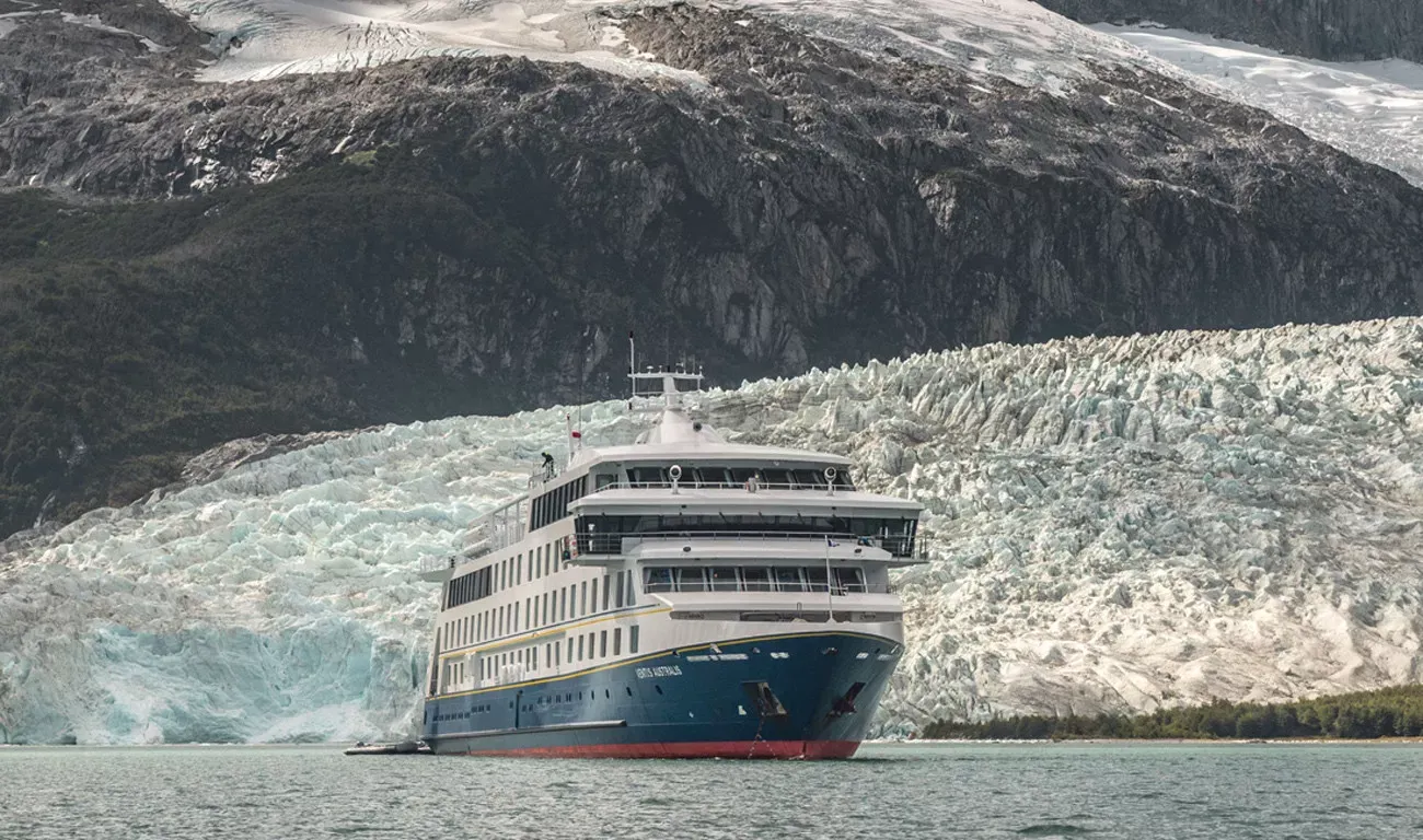 Pessoa em camelo no deserto