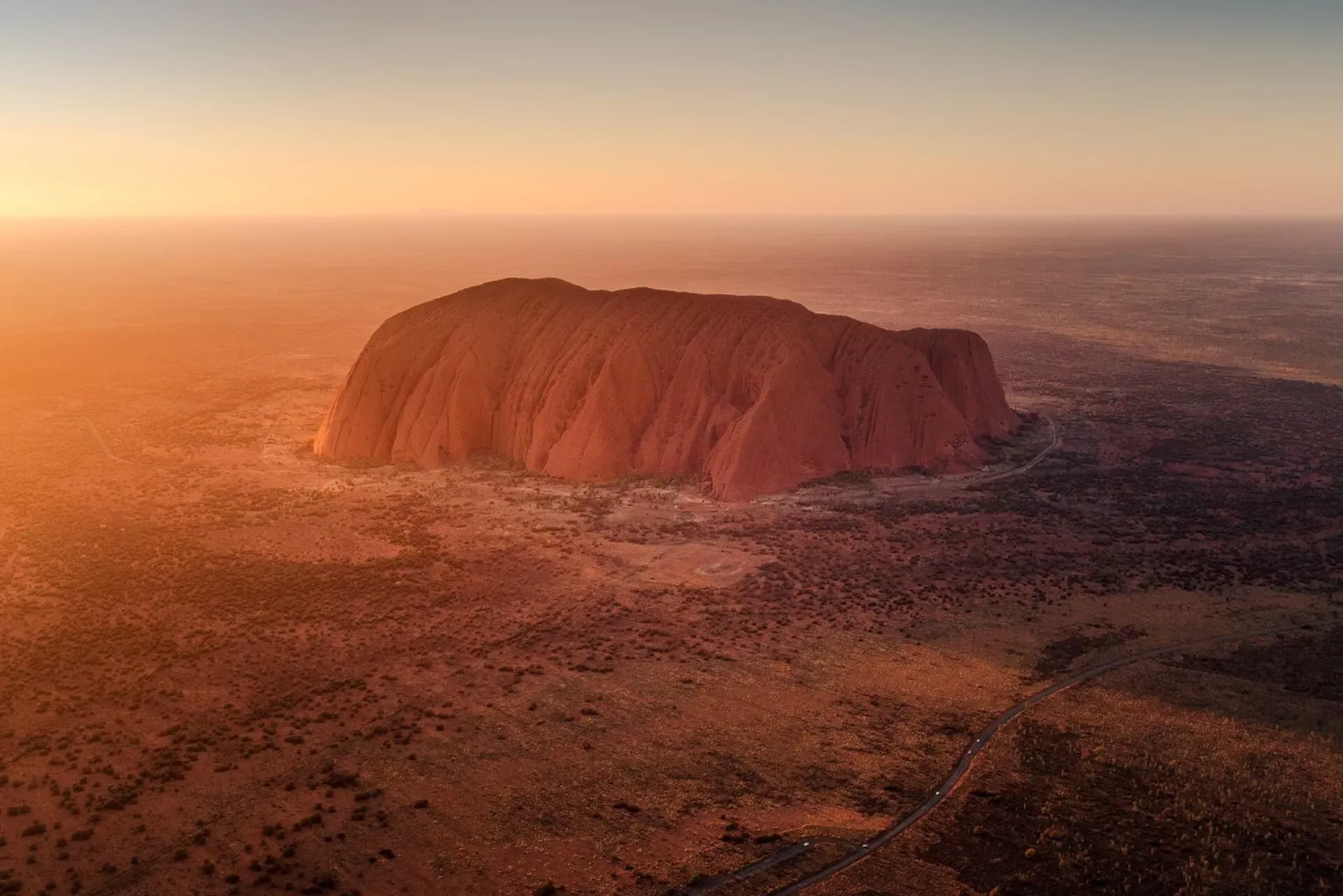 Pessoa em camelo no deserto