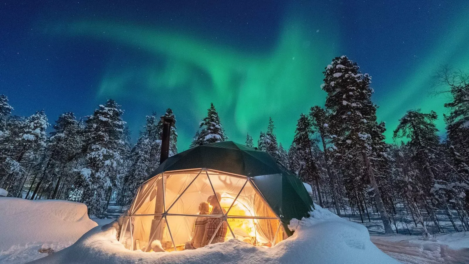 Pessoa em camelo no deserto