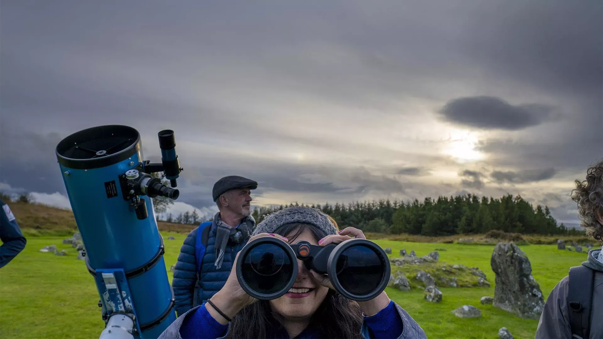 Pessoa em camelo no deserto