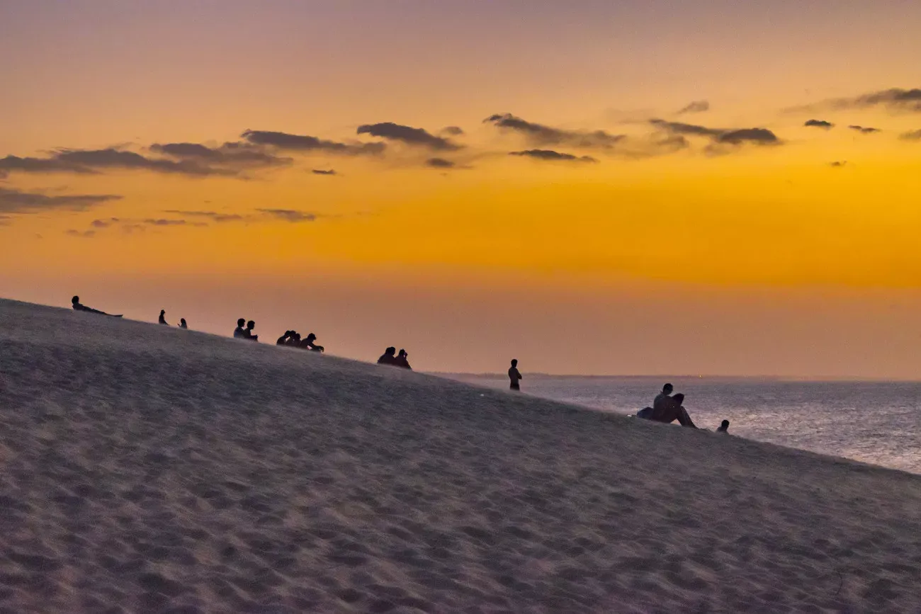 Pessoa em camelo no deserto