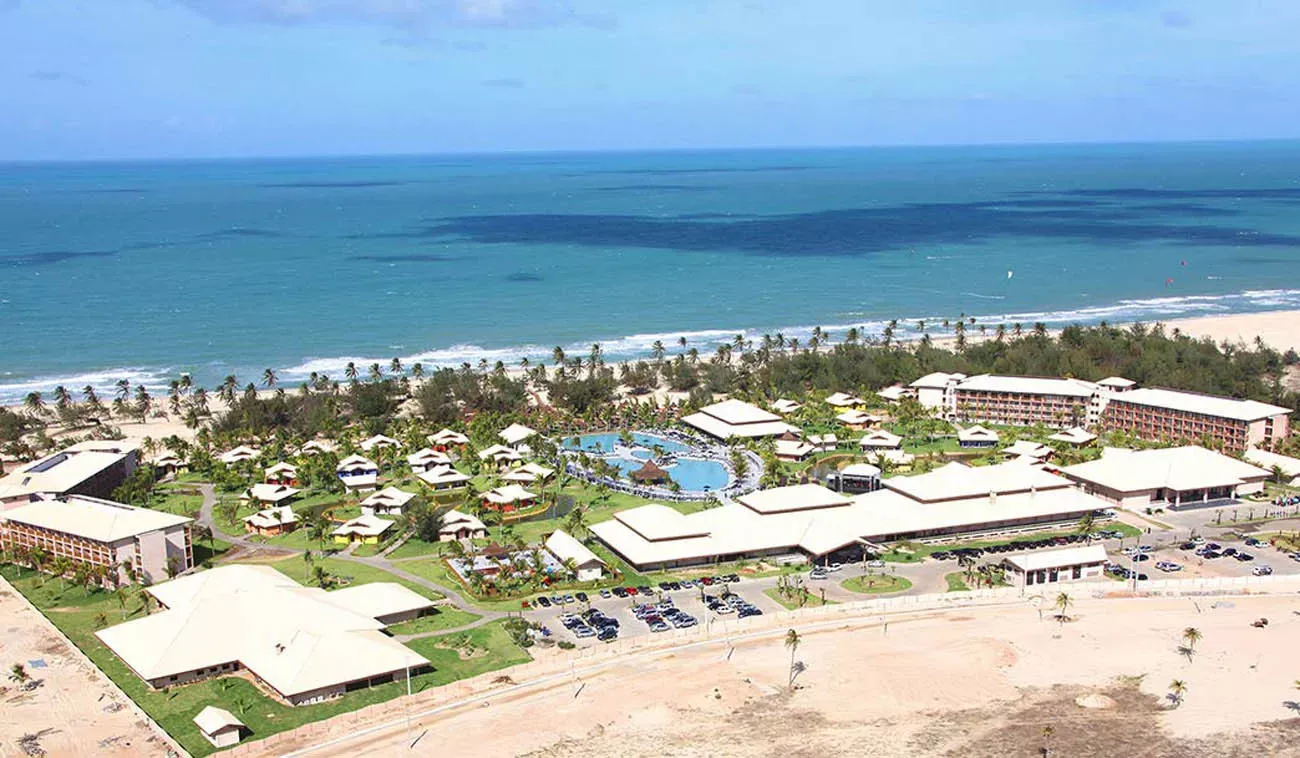 Pessoa em camelo no deserto