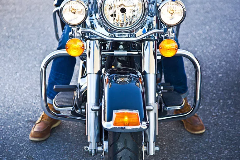 Pessoa em camelo no deserto