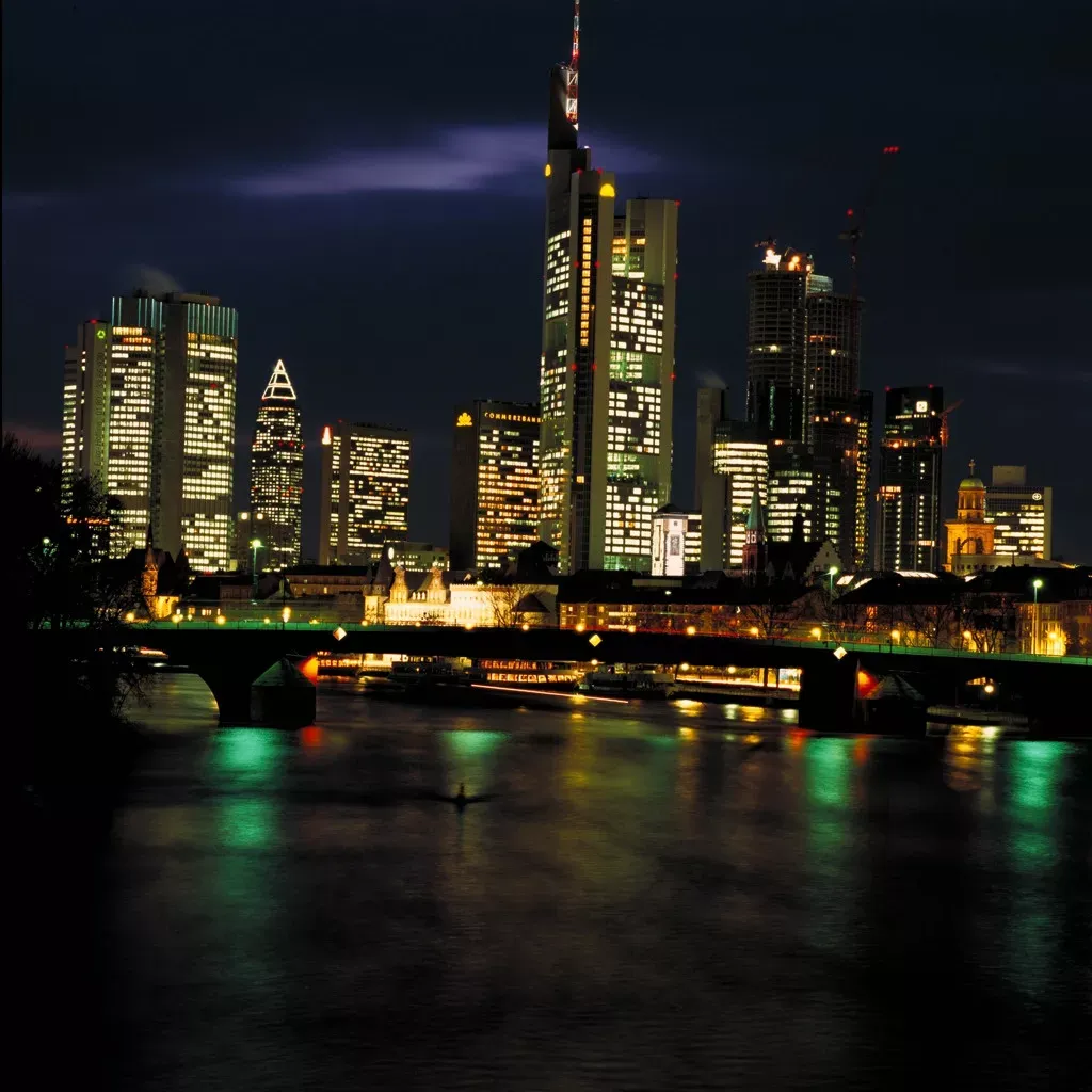 Pessoa em camelo no deserto