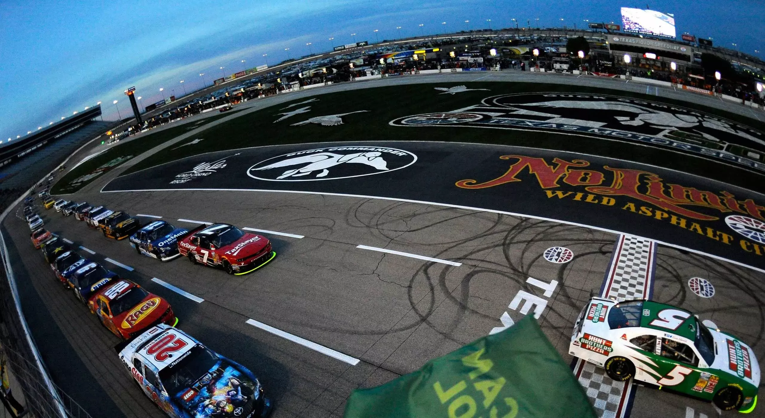 Pessoa em camelo no deserto