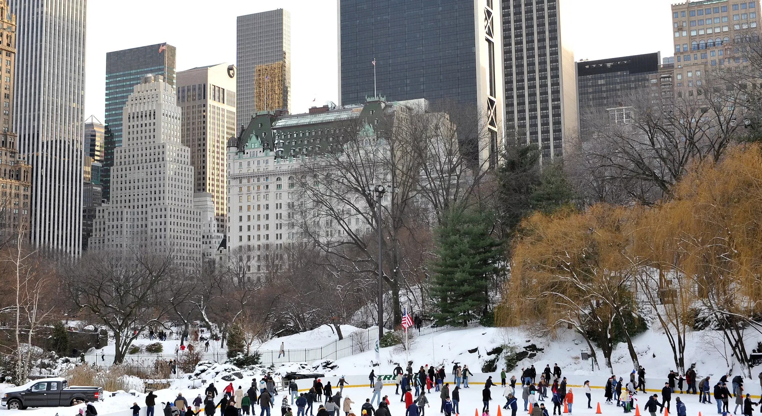 Pessoa em camelo no deserto