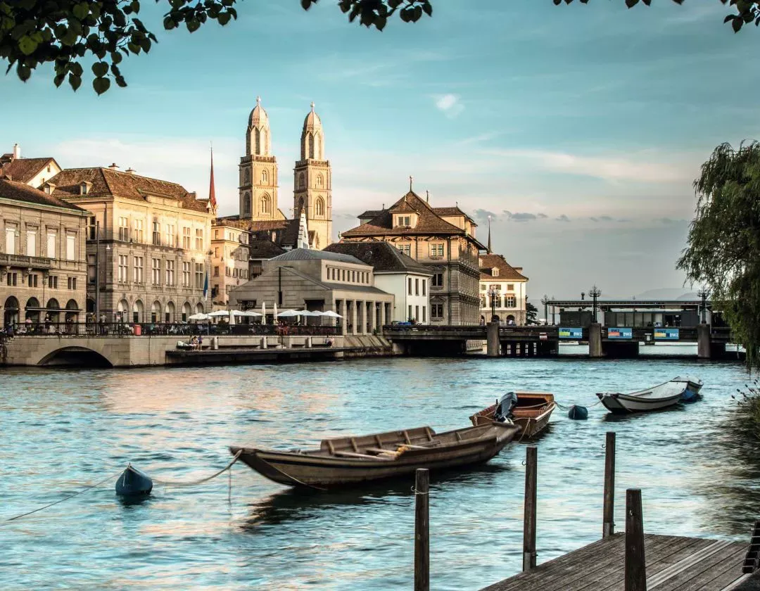 Pessoa em camelo no deserto