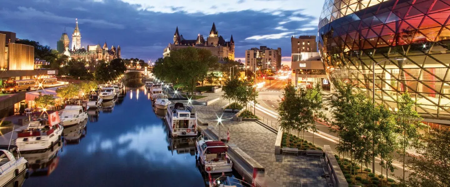 Pessoa em camelo no deserto