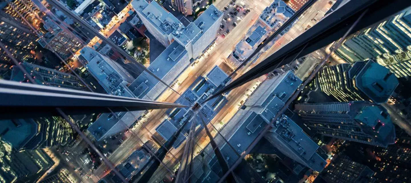 Pessoa em camelo no deserto