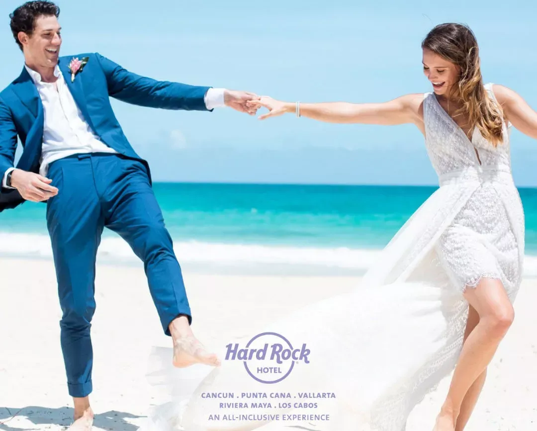 Pessoa em camelo no deserto