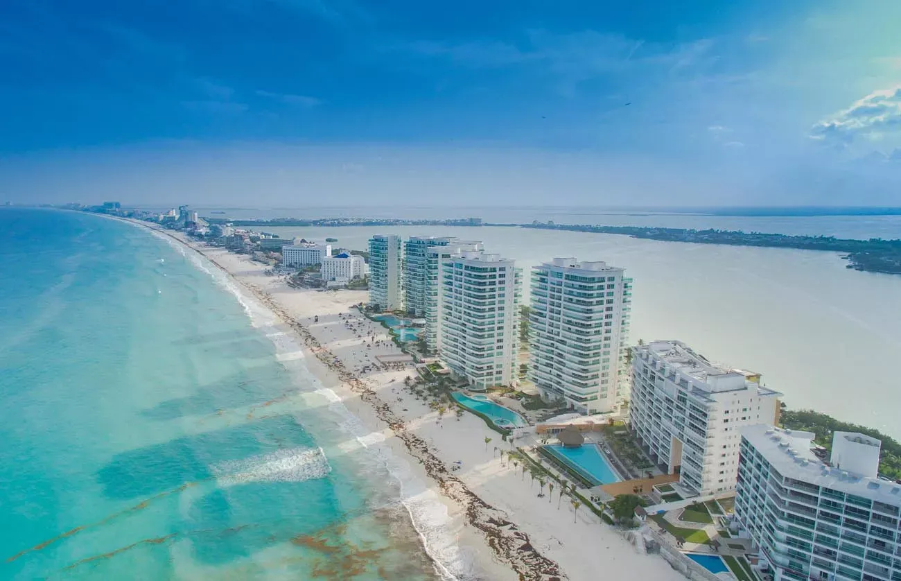 Pessoa em camelo no deserto