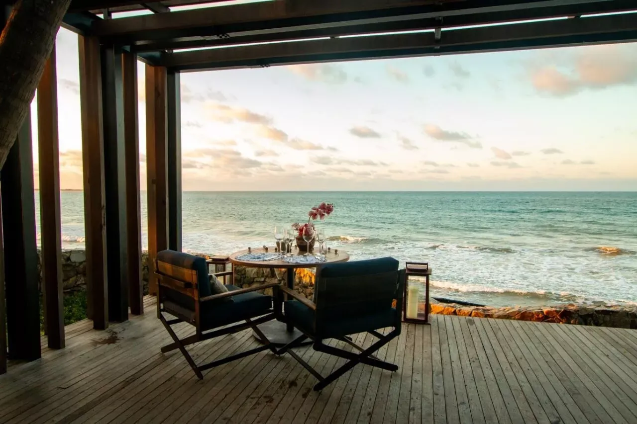 Pessoa em camelo no deserto