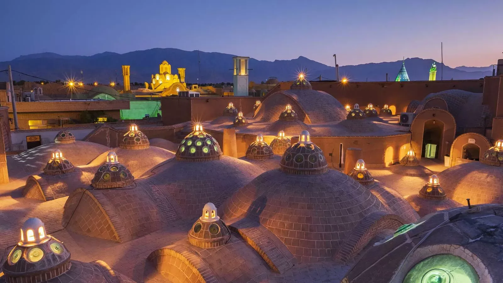 Pessoa em camelo no deserto