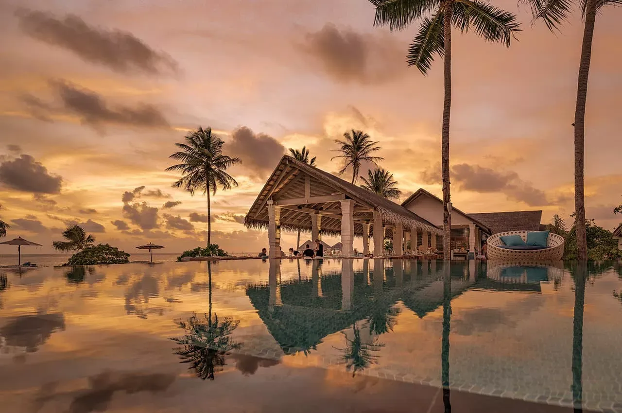 Pessoa em camelo no deserto