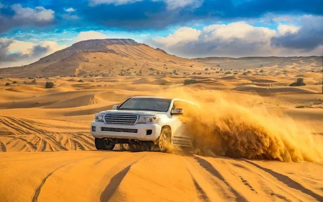 Pessoa em camelo no deserto