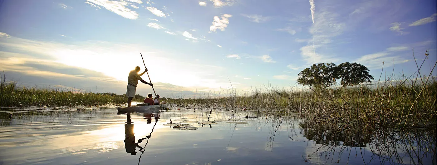 Pessoa em camelo no deserto