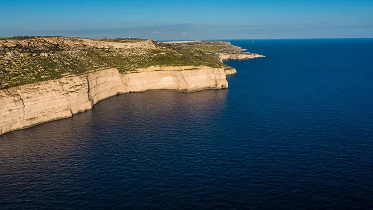 Pessoa em camelo no deserto