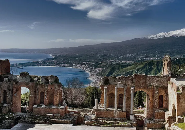 Taormina com Vulcão Etna, Itália